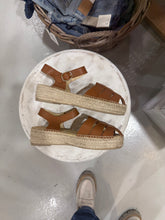Load image into Gallery viewer, Estilo Emporio Fishing Sandal Espadrille in Tan
