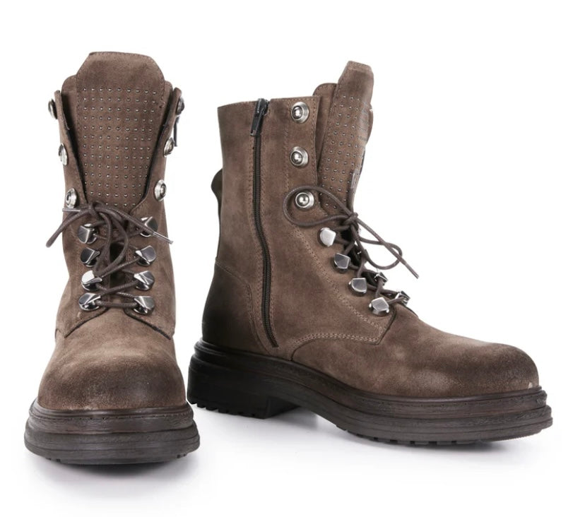 Estilo Emporio Superstud Boot Mud
