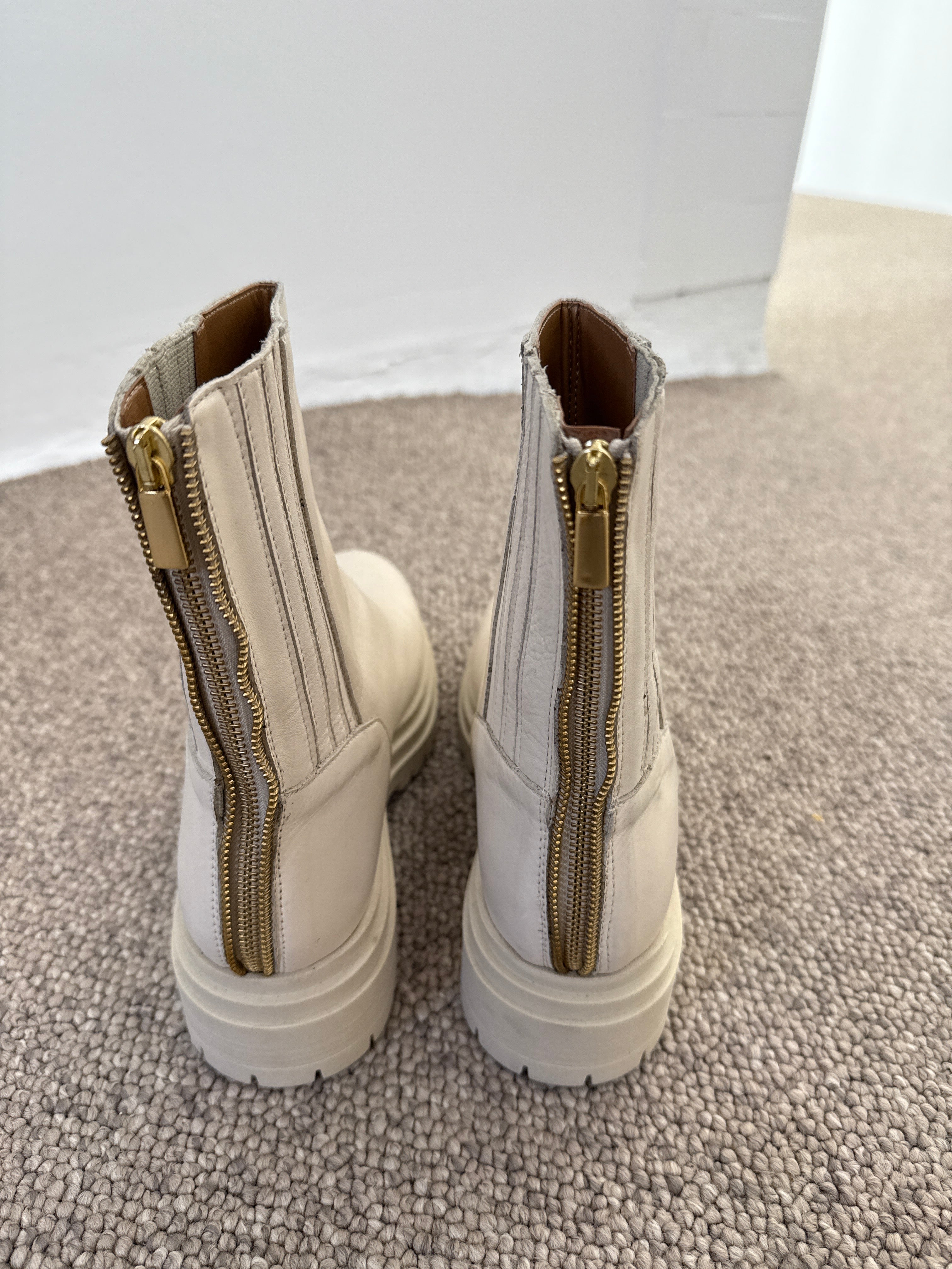 Estilo Emporio Adele  leather boots Greige
