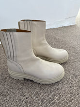 Load image into Gallery viewer, Estilo Emporio Adele  leather boots Greige
