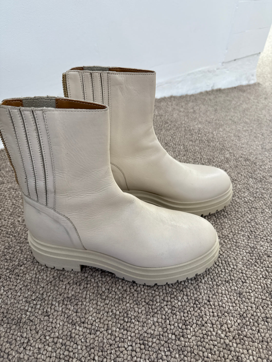 Estilo Emporio Adele  leather boots Greige