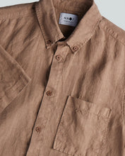 Load image into Gallery viewer, No Nationality Arne Linen Nougat Short Sleeve Shirt