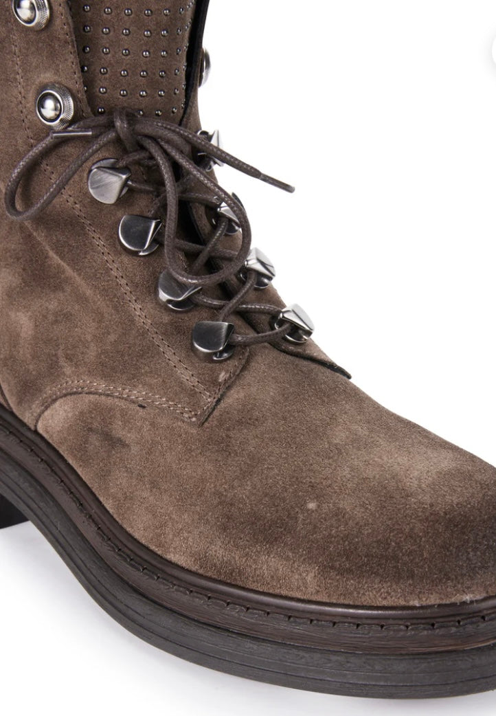 Estilo Emporio Superstud Boot Mud