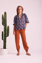 Load image into Gallery viewer, Le Stripe Poolside Linen Jogger in Desert Tan
